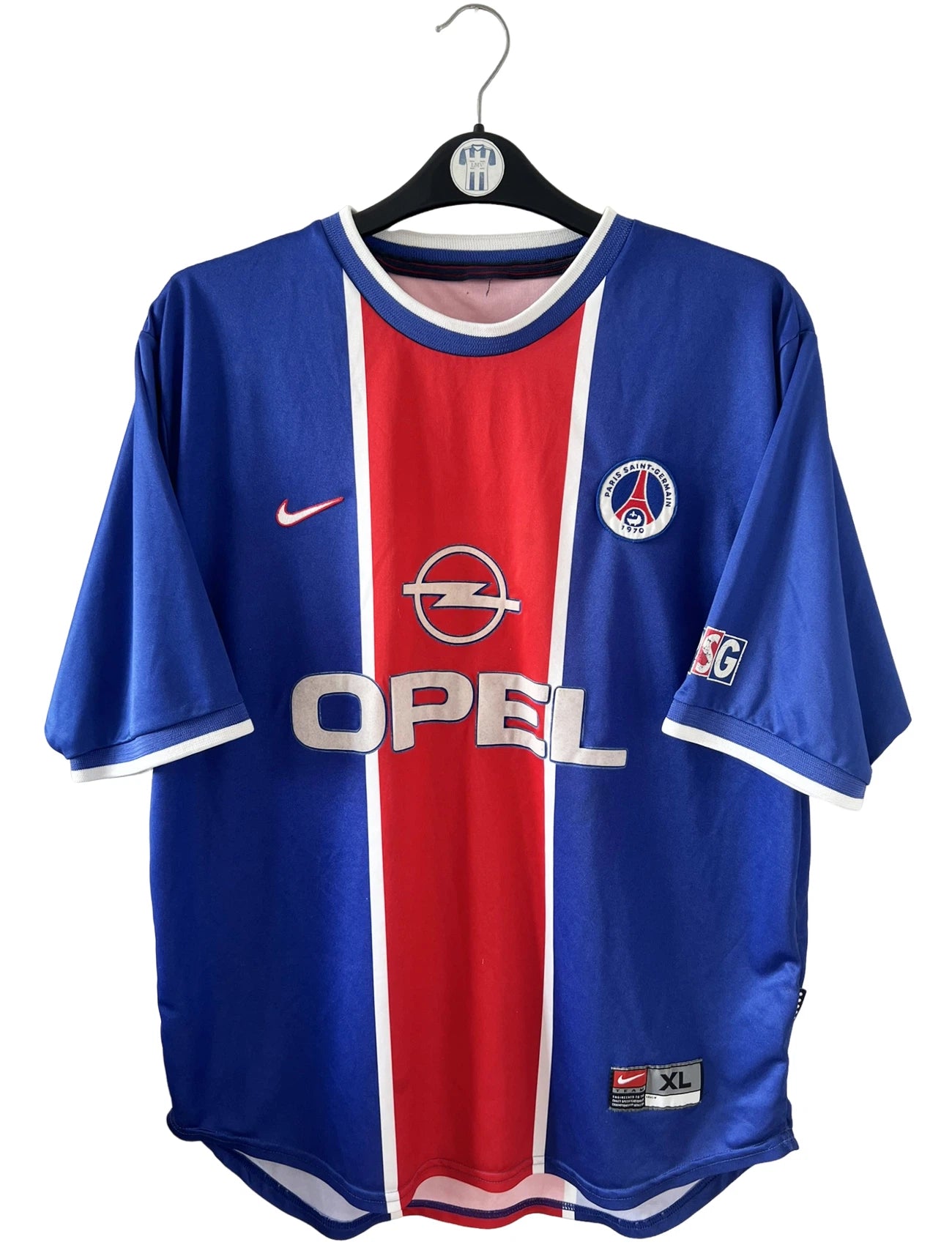 Maillot de foot vintage domicile du PSG 1999/2000. On peut retrouver l'équipementier Nike et le sponsor Opel. Il s'agit d'un maillot authentique d'époque.