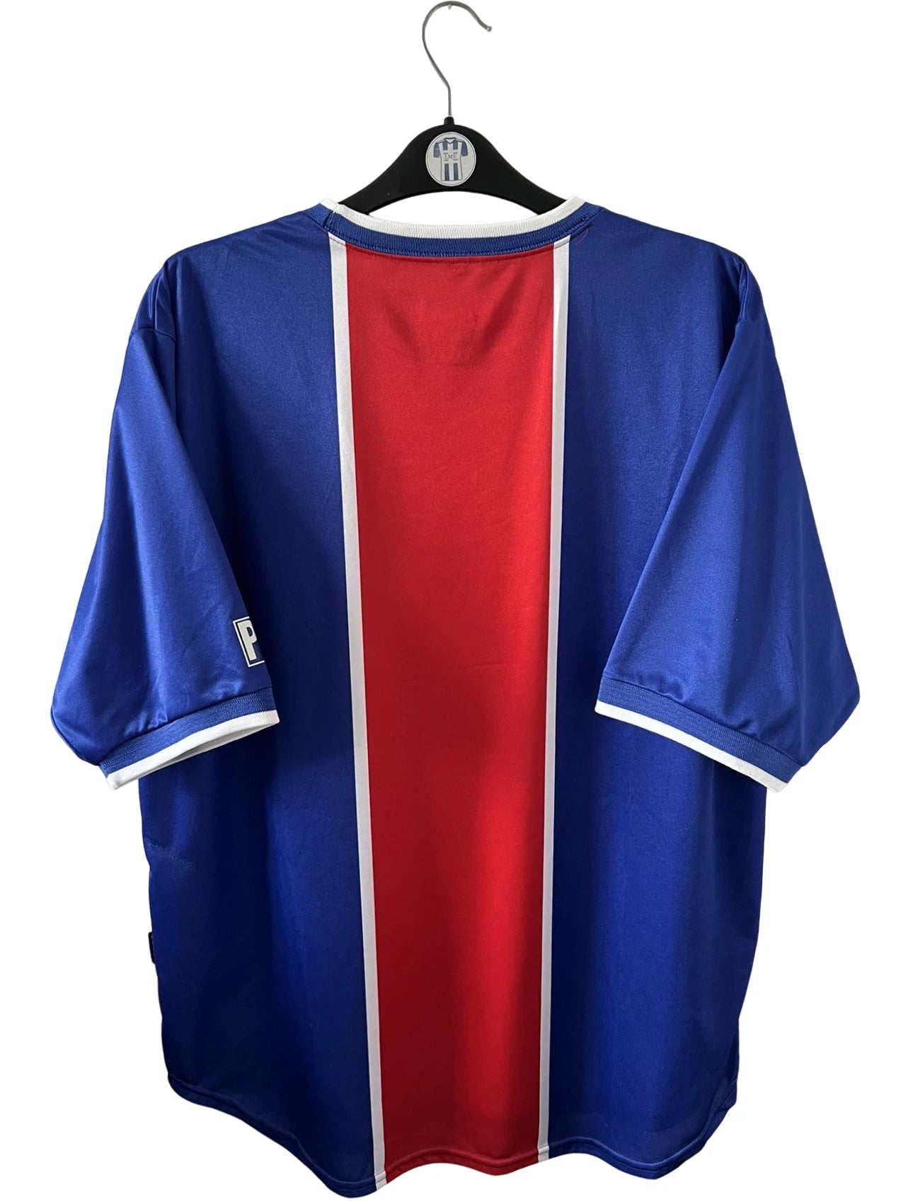 Maillot de foot vintage domicile blanc et rouge du PSG 1999/2000. On peut retrouver l'équipementier Nike et le sponsor Opel. Il s'agit d'un maillot authentique d'époque.