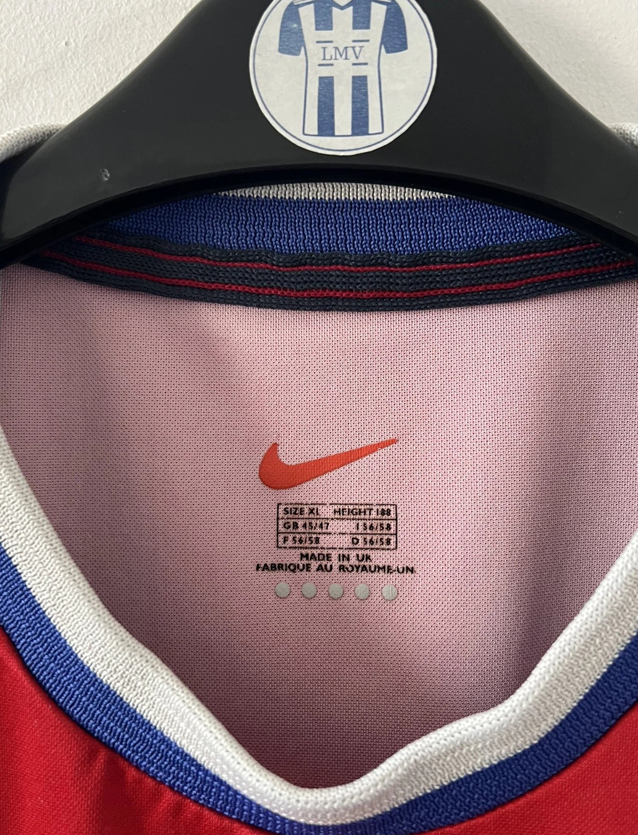 Maillot de foot vintage domicile bleu et rouge du PSG 1999/2000. On peut retrouver l'équipementier Nike et le sponsor Opel. Il s'agit d'un maillot authentique d'époque.