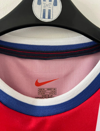 Maillot de foot vintage domicile blanc et rouge du PSG 1999/2000. On peut retrouver l'équipementier Nike et le sponsor Opel. Il s'agit d'un maillot authentique d'époque.