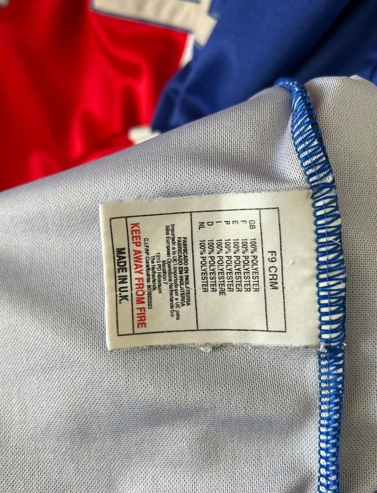 Maillot de foot vintage domicile bleu et rouge du PSG 1999/2000. On peut retrouver l'équipementier Nike et le sponsor Opel. Il s'agit d'un maillot authentique d'époque.