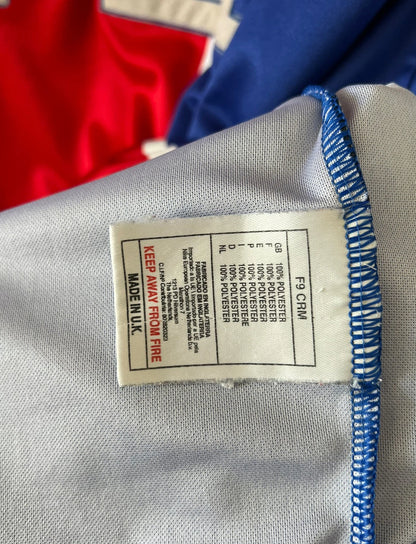 Maillot de foot vintage domicile bleu et rouge du PSG 1999/2000. On peut retrouver l'équipementier Nike et le sponsor Opel. Il s'agit d'un maillot authentique d'époque.