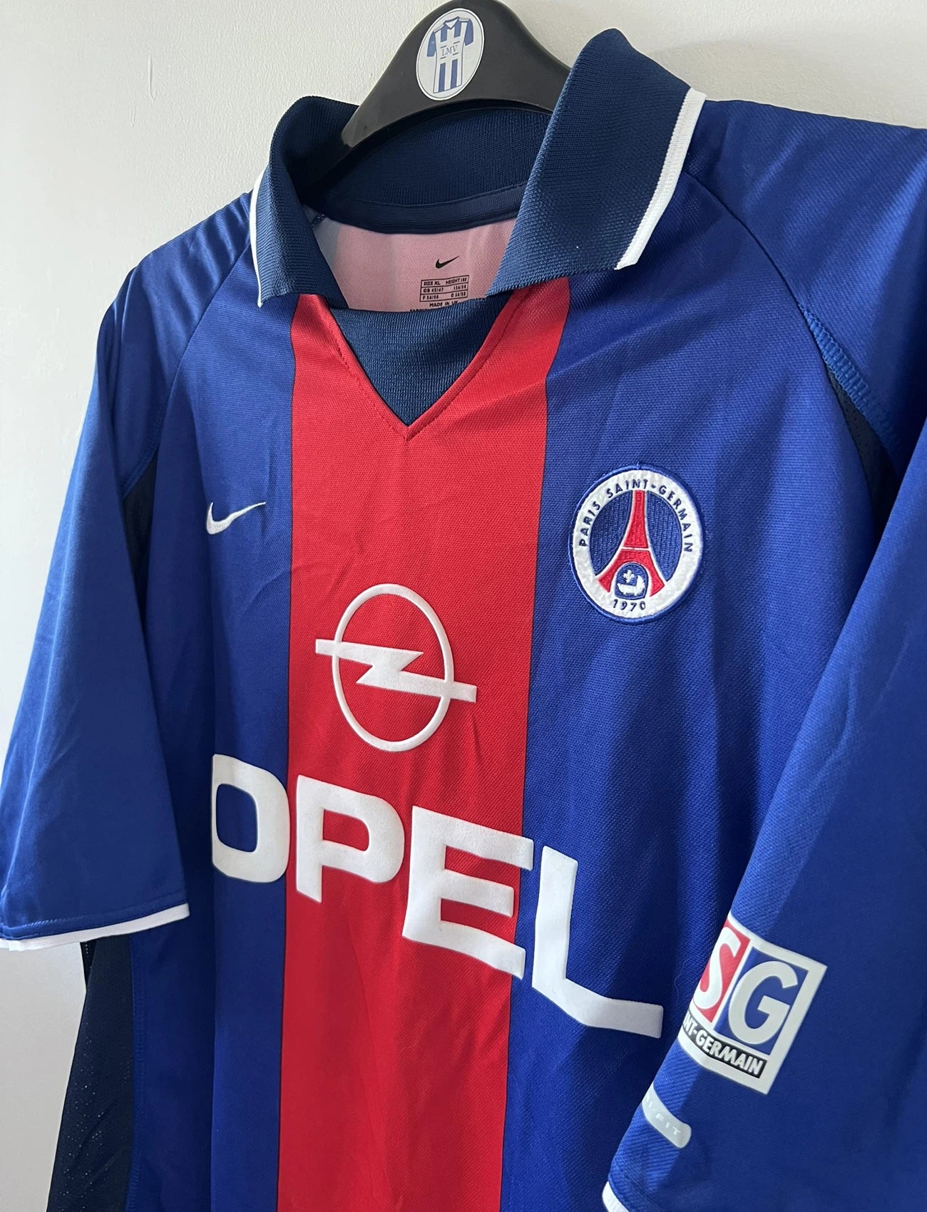 Maillot de foot vintage domicile du PSG de la saison 2000/2001. On peut retrouver l'équipementier Nike et le sponsor Opel. Il s'agit d'un maillot authentique d'époque.