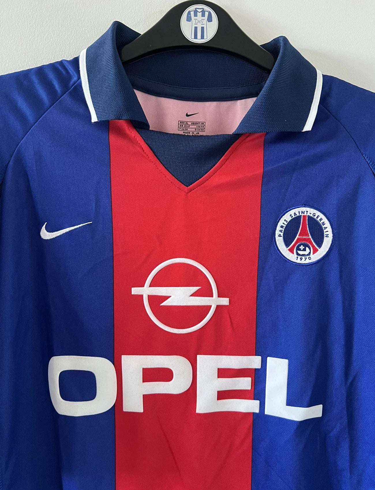 Maillot de foot vintage domicile du PSG de la saison 2000/2001. On peut retrouver l'équipementier Nike et le sponsor Opel. Il s'agit d'un maillot authentique d'époque.
