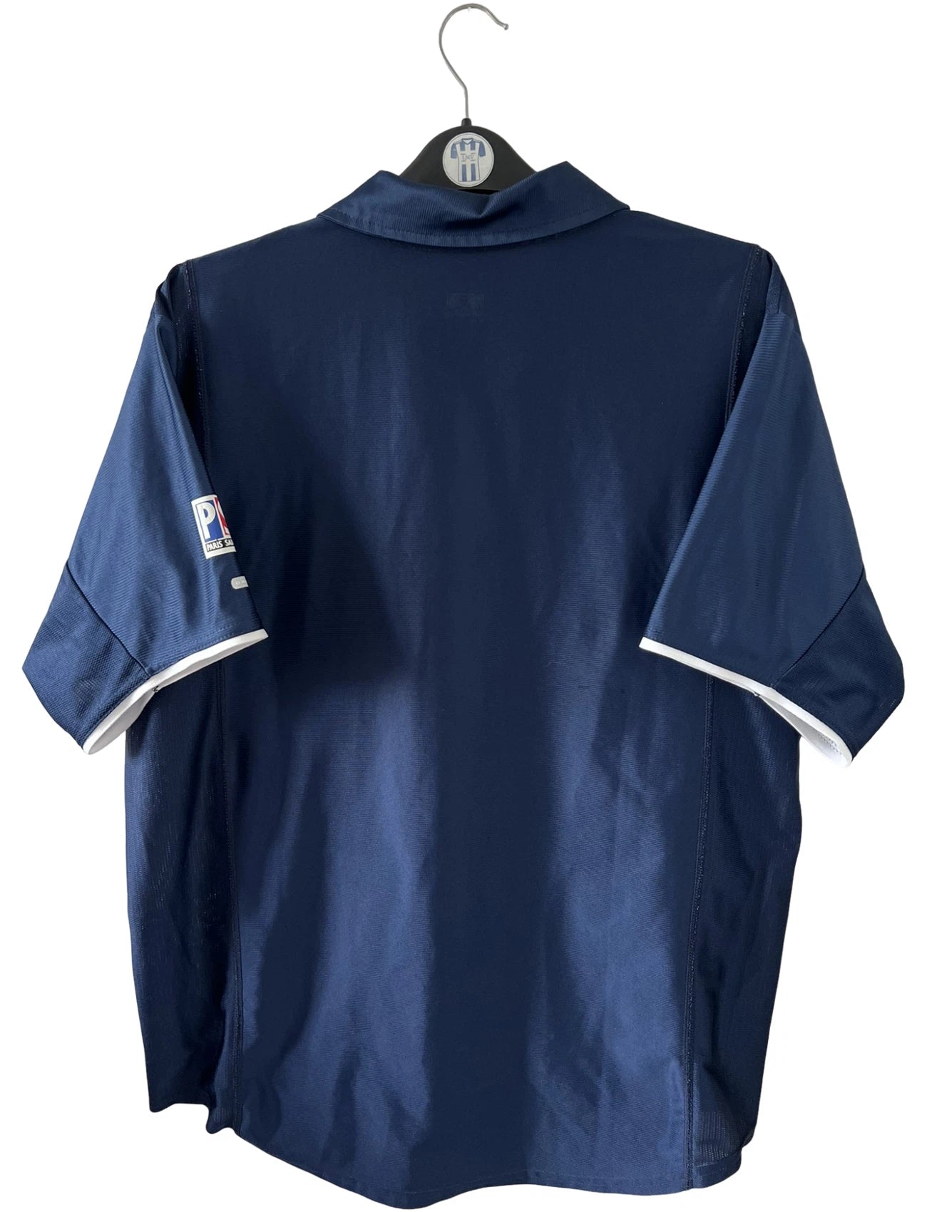 Maillot de foot vintage domicile bleu et rouge du PSG 2001/2002. On peut retrouver l'équipementier Nike et le sponsor Opel. Il s'agit d'un maillot authentique d'époque.