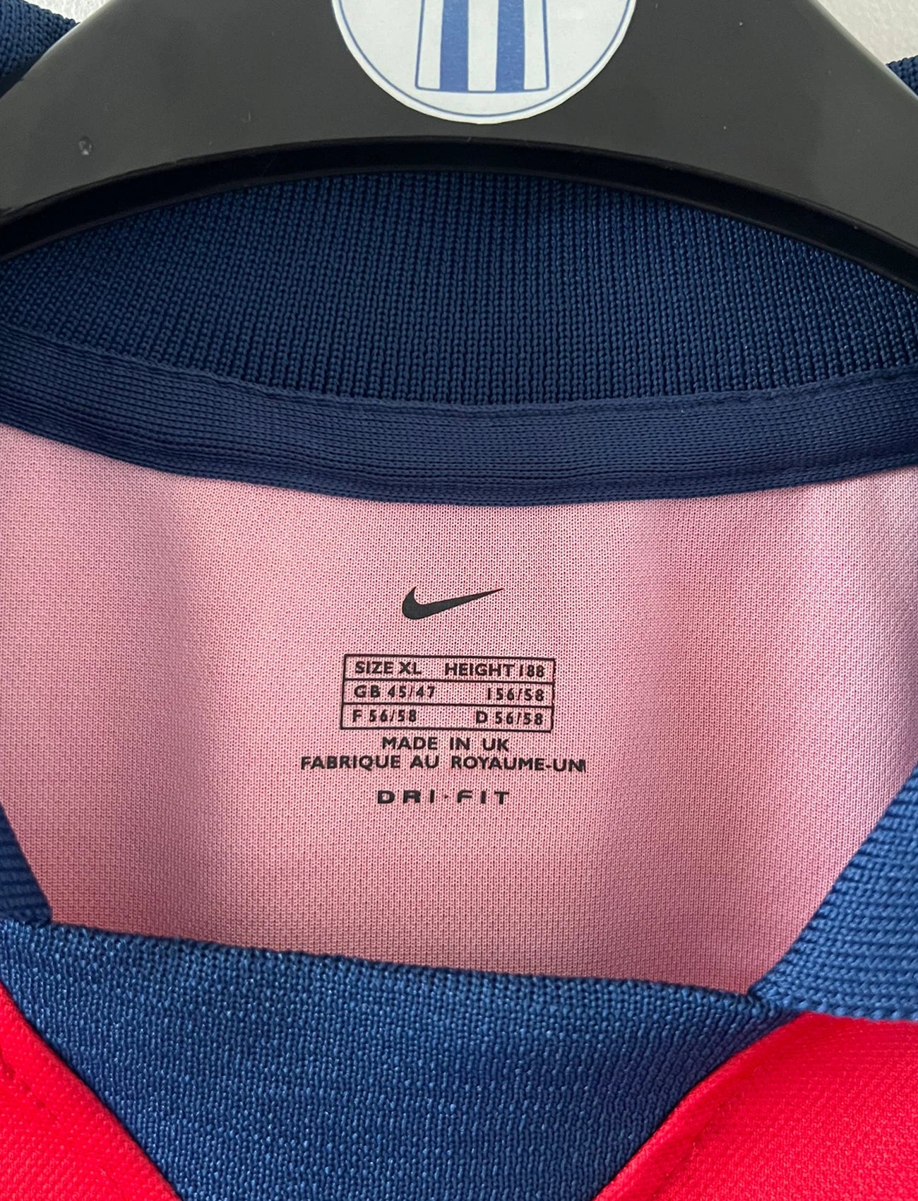 Maillot de foot vintage domicile du PSG de la saison 2000/2001. On peut retrouver l'équipementier Nike et le sponsor Opel. Il s'agit d'un maillot authentique d'époque.