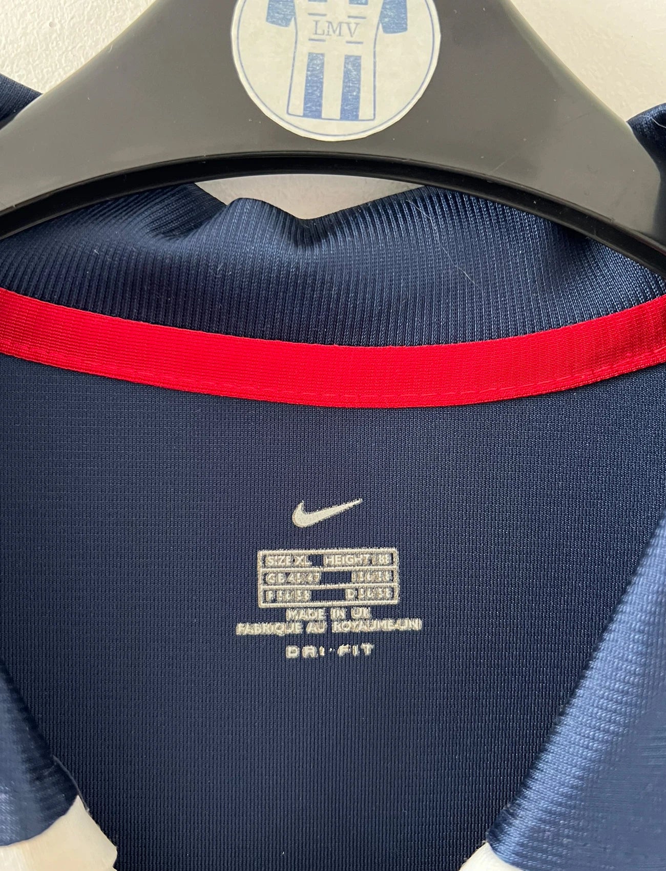 Maillot de foot vintage domicile bleu et rouge du PSG 2001/2002. On peut retrouver l'équipementier Nike et le sponsor Opel. Il s'agit d'un maillot authentique d'époque.