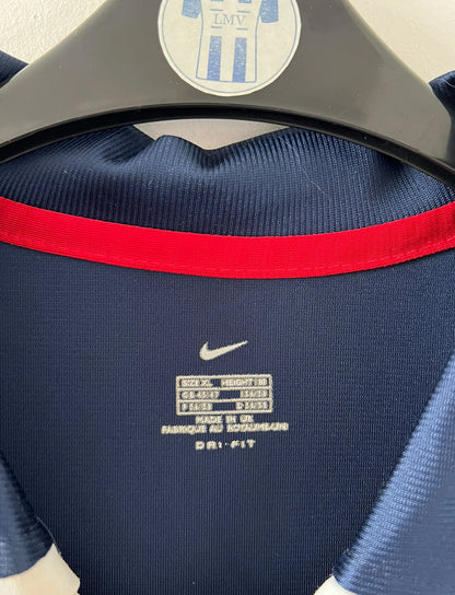 Maillot de foot vintage domicile bleu et rouge du PSG 2001/2002. On peut retrouver l'équipementier Nike et le sponsor Opel. Il s'agit d'un maillot authentique d'époque.