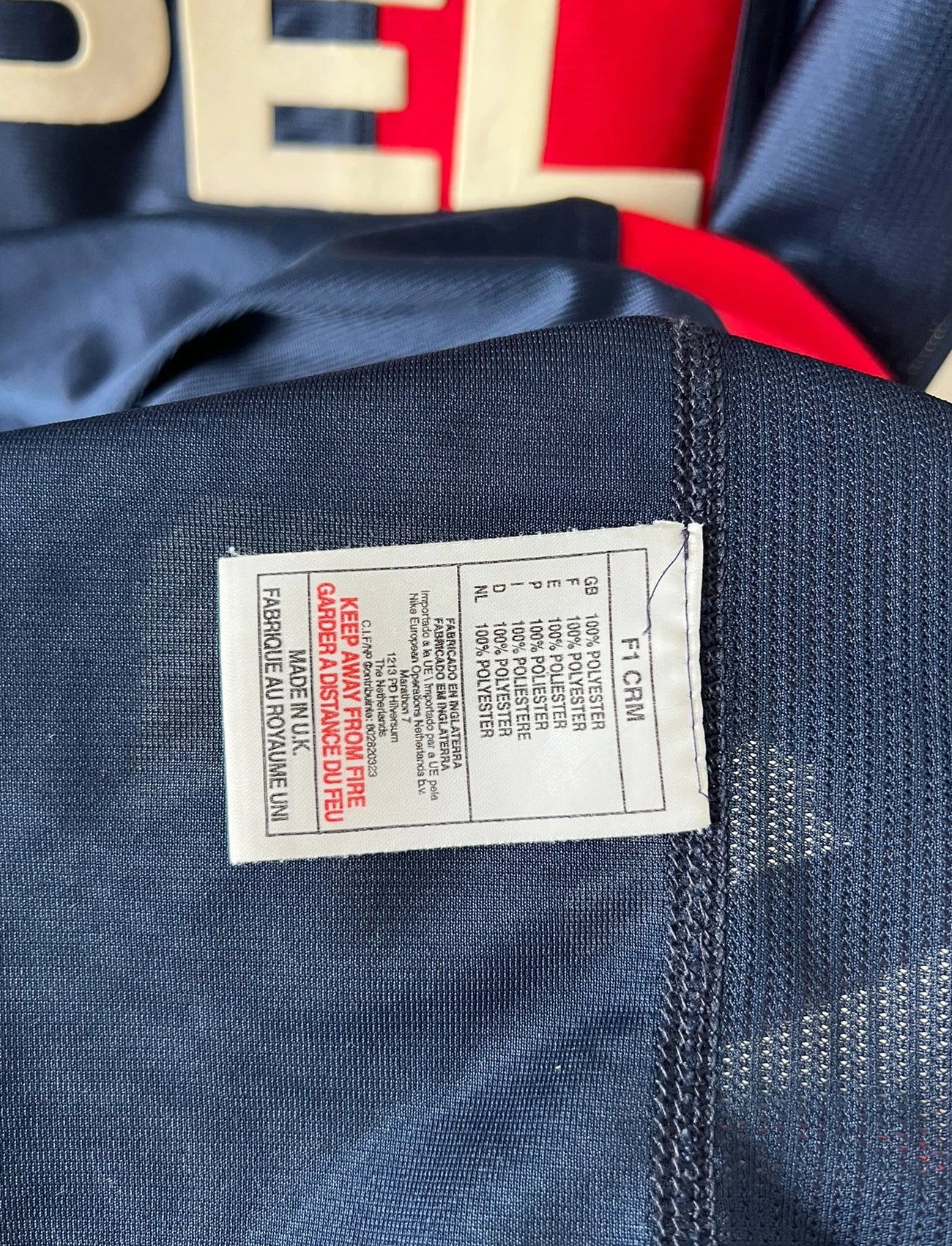 Maillot de foot vintage domicile bleu et rouge du PSG 2001/2002. On peut retrouver l'équipementier Nike et le sponsor Opel. Il s'agit d'un maillot authentique d'époque.
