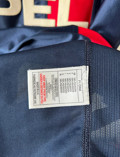 Maillot de foot vintage domicile bleu et rouge du PSG 2001/2002. On peut retrouver l'équipementier Nike et le sponsor Opel. Il s'agit d'un maillot authentique d'époque.