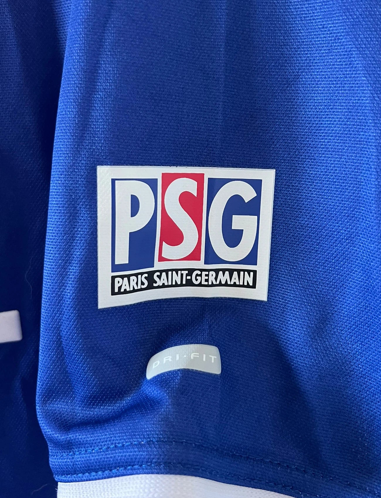 Maillot de foot vintage domicile du PSG de la saison 2000/2001. On peut retrouver l'équipementier Nike et le sponsor Opel. Il s'agit d'un maillot authentique d'époque.