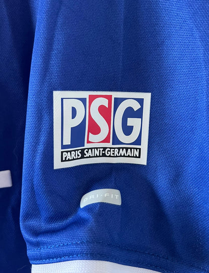 Maillot de foot vintage domicile du PSG de la saison 2000/2001. On peut retrouver l'équipementier Nike et le sponsor Opel. Il s'agit d'un maillot authentique d'époque.