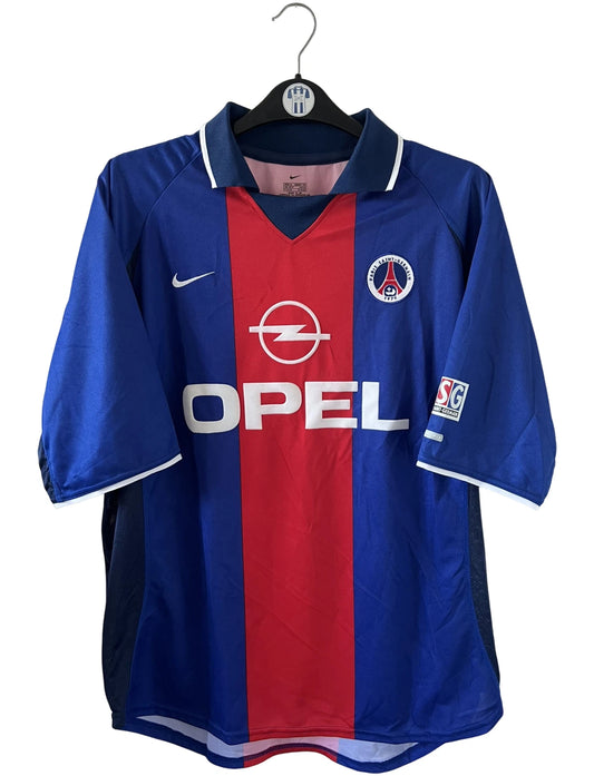 Maillot de foot vintage domicile du PSG de la saison 2000/2001. On peut retrouver l'équipementier Nike et le sponsor Opel. Il s'agit d'un maillot authentique d'époque.