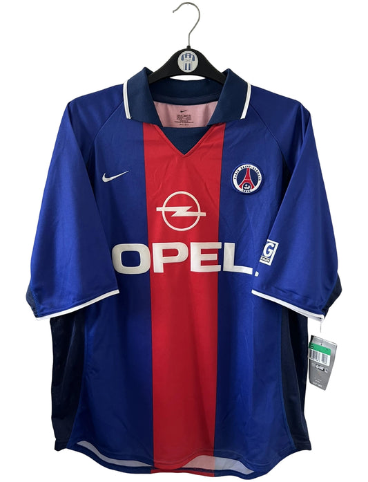 Maillot de foot vintage domicile du PSG de la saison 2000/2001. On peut retrouver l'équipementier Nike et le sponsor Opel. Il s'agit d'un maillot authentique d'époque.
