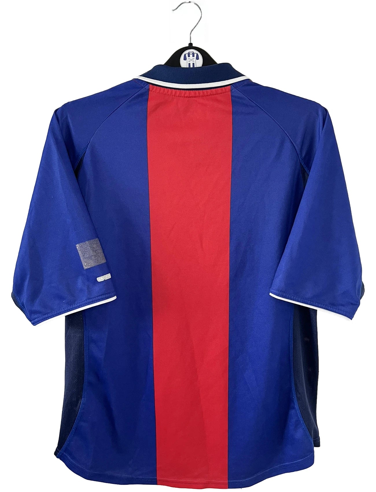 Maillot de foot vintage domicile du PSG de la saison 2000/2001. Le maillot est de couleur bleu et rouge. On peut retrouver l'équipementier nike et le sponsor OPEL