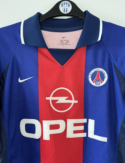 Maillot de foot vintage domicile du PSG rouge et bleu de la saison 2000/2001. On peut retrouver l'équipementier Nike et le sponsor Opel. Il s'agit d'un maillot authentique d'époque