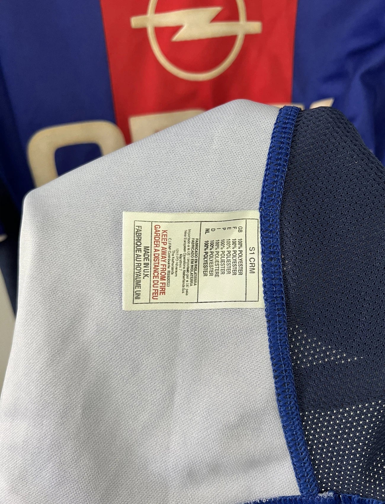 Maillot de foot vintage domicile du PSG de la saison 2000/2001. Le maillot est de couleur bleu et rouge. On peut retrouver l'équipementier nike et le sponsor OPEL