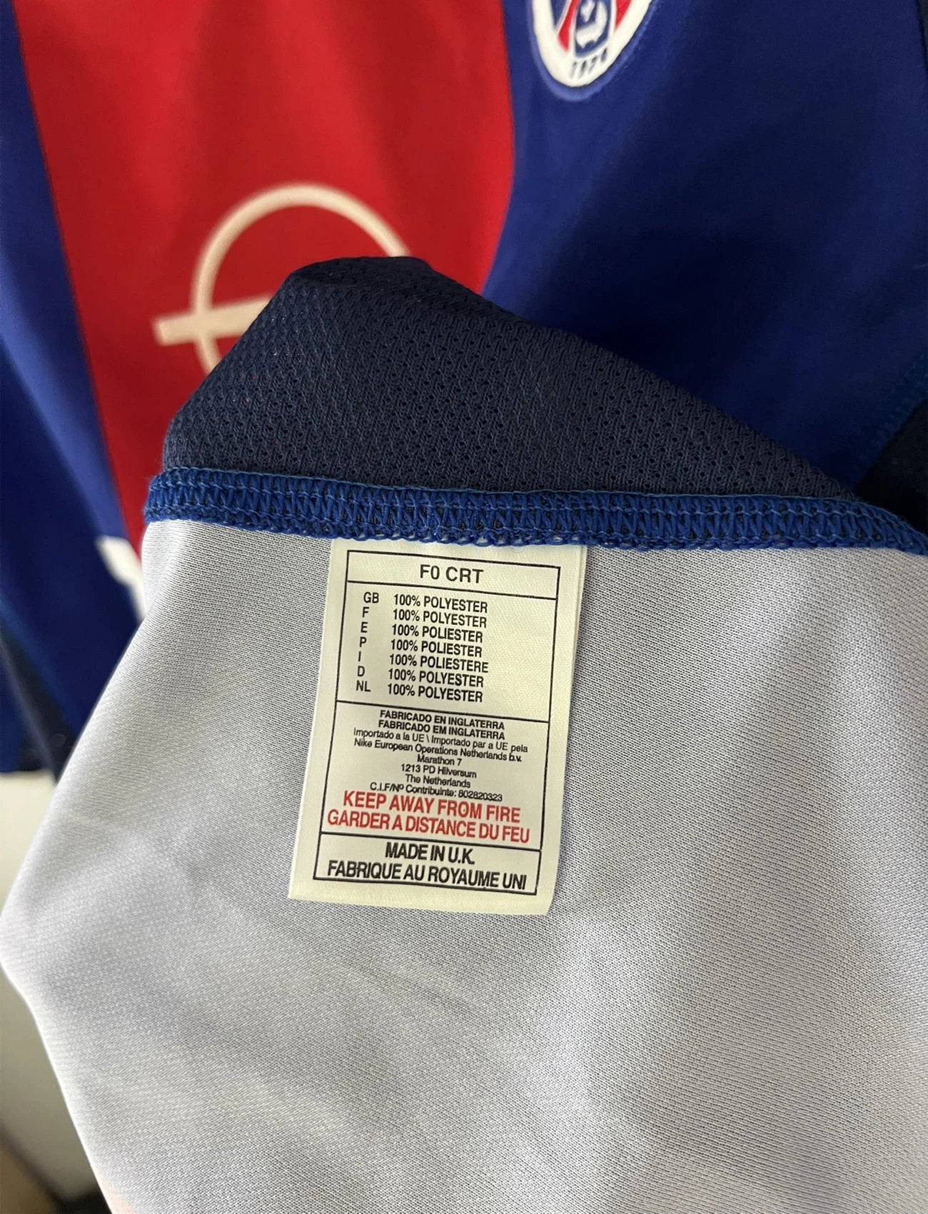 Maillot de foot vintage domicile du PSG rouge et bleu de la saison 2000/2001. On peut retrouver l'équipementier Nike et le sponsor Opel. Il s'agit d'un maillot authentique d'époque