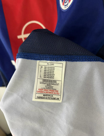 Maillot de foot vintage domicile du PSG rouge et bleu de la saison 2000/2001. On peut retrouver l'équipementier Nike et le sponsor Opel. Il s'agit d'un maillot authentique d'époque