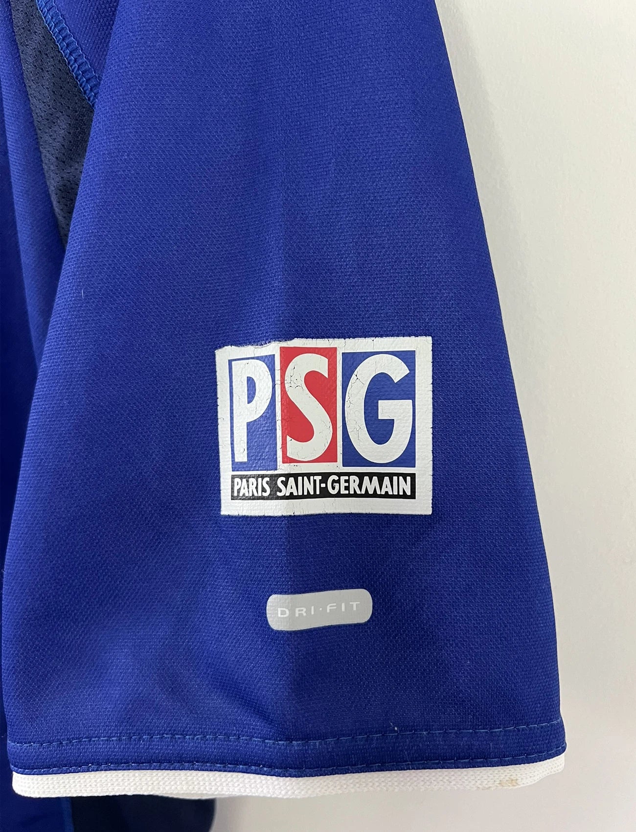 Maillot de foot vintage domicile du PSG rouge et bleu de la saison 2000/2001. On peut retrouver l'équipementier Nike et le sponsor Opel. Il s'agit d'un maillot authentique d'époque