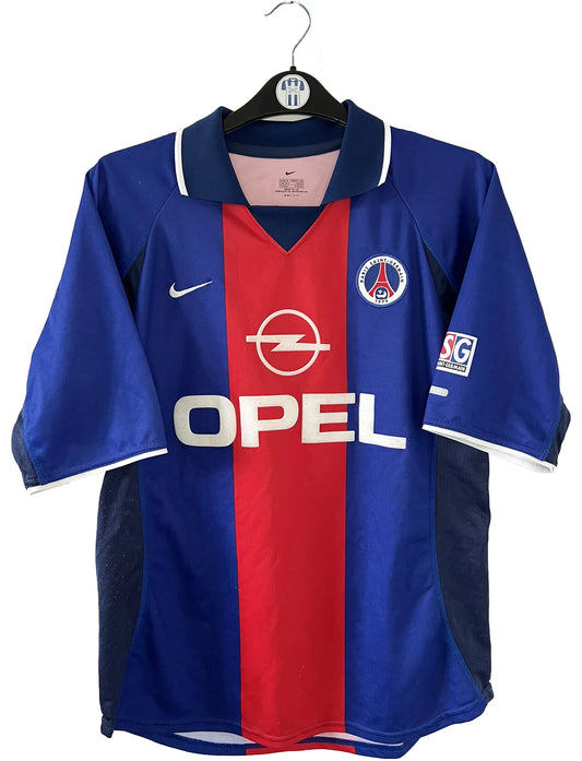 Maillot de foot vintage domicile du PSG rouge et bleu de la saison 2000/2001. On peut retrouver l'équipementier Nike et le sponsor Opel. Il s'agit d'un maillot authentique d'époque