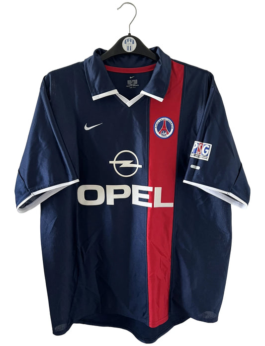 Maillot de foot vintage domicile bleu du PSG de la saison 2001/2002. On peut retrouver l'équipementier Nike et le sponsor Opel. Il s'agit d'un maillot authentique d'époque.