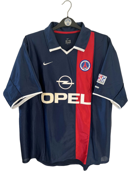 Maillot de foot vintage bleu et rouge du PSG 2001/2002. On peut retrouver l'équipementier Nike et le sponsor Opel. Il s'agit d'un maillot authentique d'époque.