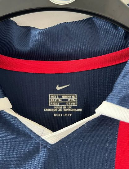 Maillot de foot vintage domicile bleu du PSG 2001/2002. On peut retrouver l'équipementier Nike et le sponsor Opel. Le maillot est floqué du numéro 11 Alex. Il s'agit d'un maillot authentique d'époque.