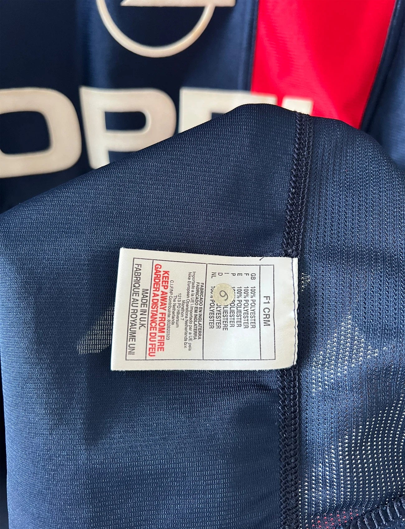 Maillot de foot vintage domicile bleu du PSG 2001/2002. On peut retrouver l'équipementier Nike et le sponsor Opel. Le maillot est floqué du numéro 11 Alex. Il s'agit d'un maillot authentique d'époque.