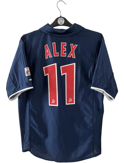 Maillot de foot vintage domicile bleu du PSG 2001/2002. On peut retrouver l'équipementier Nike et le sponsor Opel. Le maillot est floqué du numéro 11 Alex. Il s'agit d'un maillot authentique d'époque.