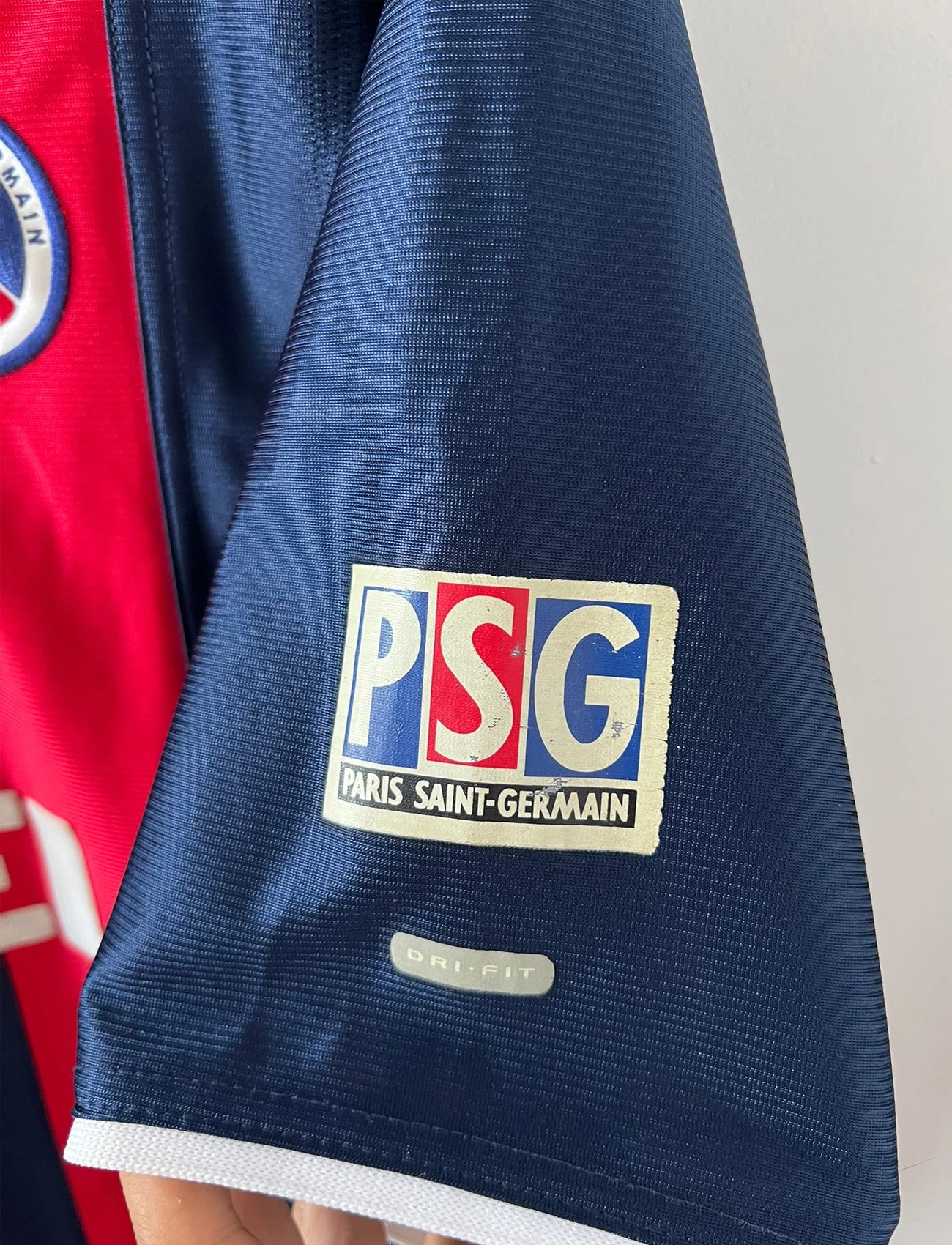 Maillot de foot vintage domicile bleu du PSG 2001/2002. On peut retrouver l'équipementier Nike et le sponsor Opel. Le maillot est floqué du numéro 11 Alex. Il s'agit d'un maillot authentique d'époque.