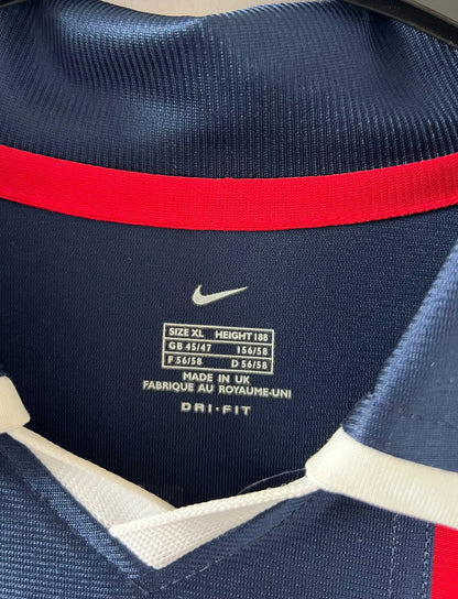 Maillot de foot vintage domicile bleu du PSG 2001/2002. On peut retrouver l'équipementier Nike et le sponsor Opel. Le maillot est floqué du numéro 7 Aloisio. Il s'agit d'un maillot authentique d'époque.