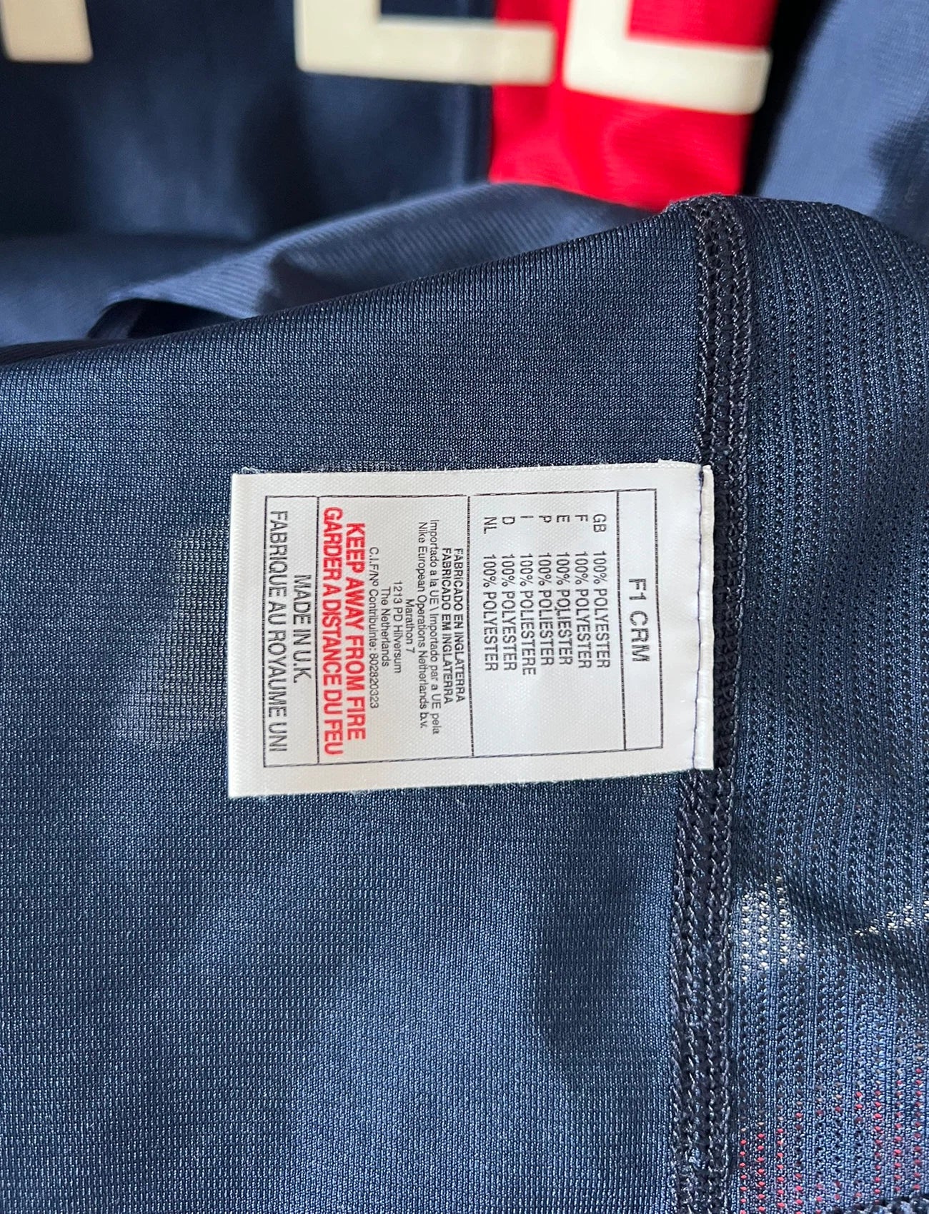 Maillot de foot vintage domicile bleu du PSG 2001/2002. On peut retrouver l'équipementier Nike et le sponsor Opel. Le maillot est floqué du numéro 7 Aloisio. Il s'agit d'un maillot authentique d'époque.