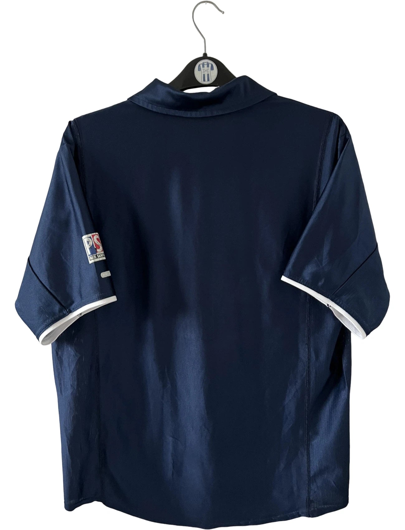 Maillot de foot vintage domicile bleu du PSG de la saison 2001/2002. On peut retrouver l'équipementier Nike et le sponsor Opel. Il s'agit d'un maillot authentique d'époque.