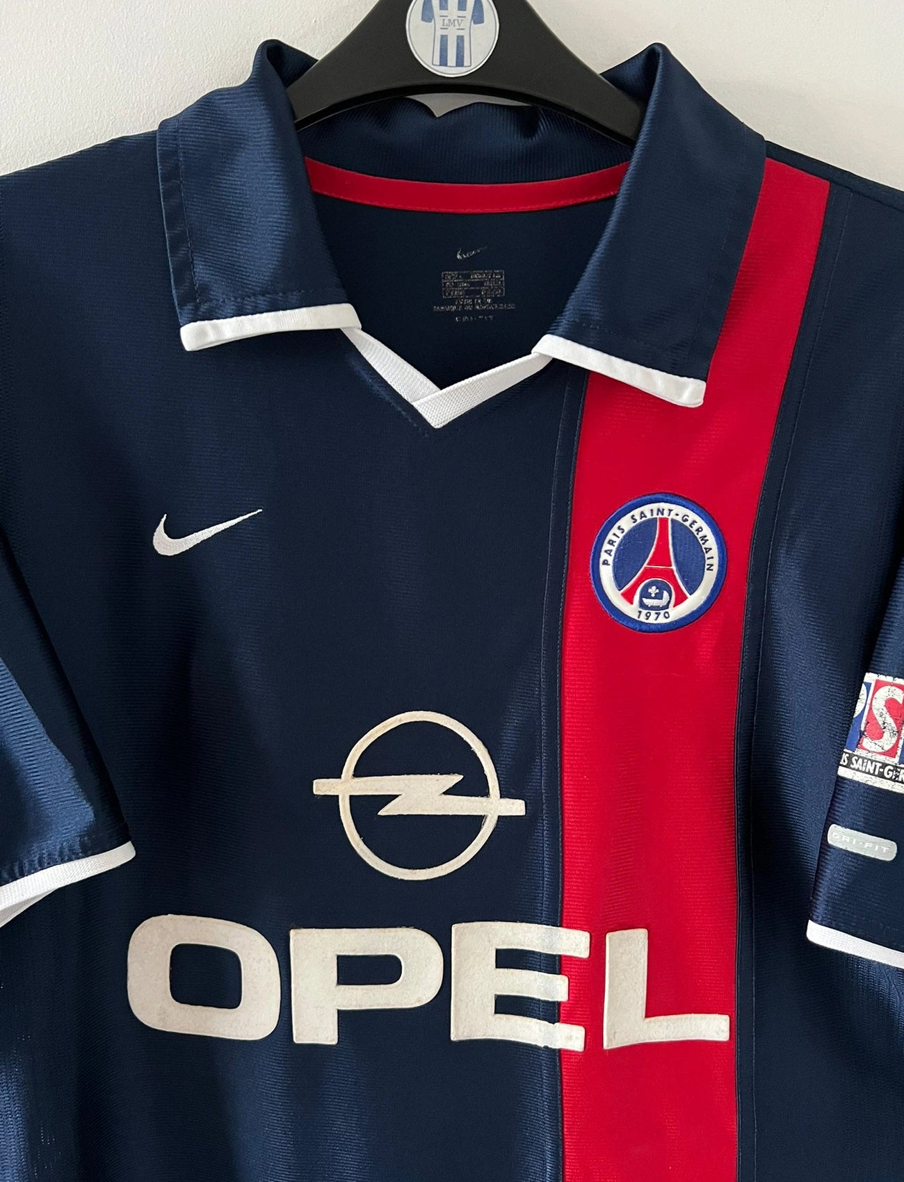 Maillot de foot vintage domicile bleu du PSG de la saison 2001/2002. On peut retrouver l'équipementier Nike et le sponsor Opel. Il s'agit d'un maillot authentique d'époque.