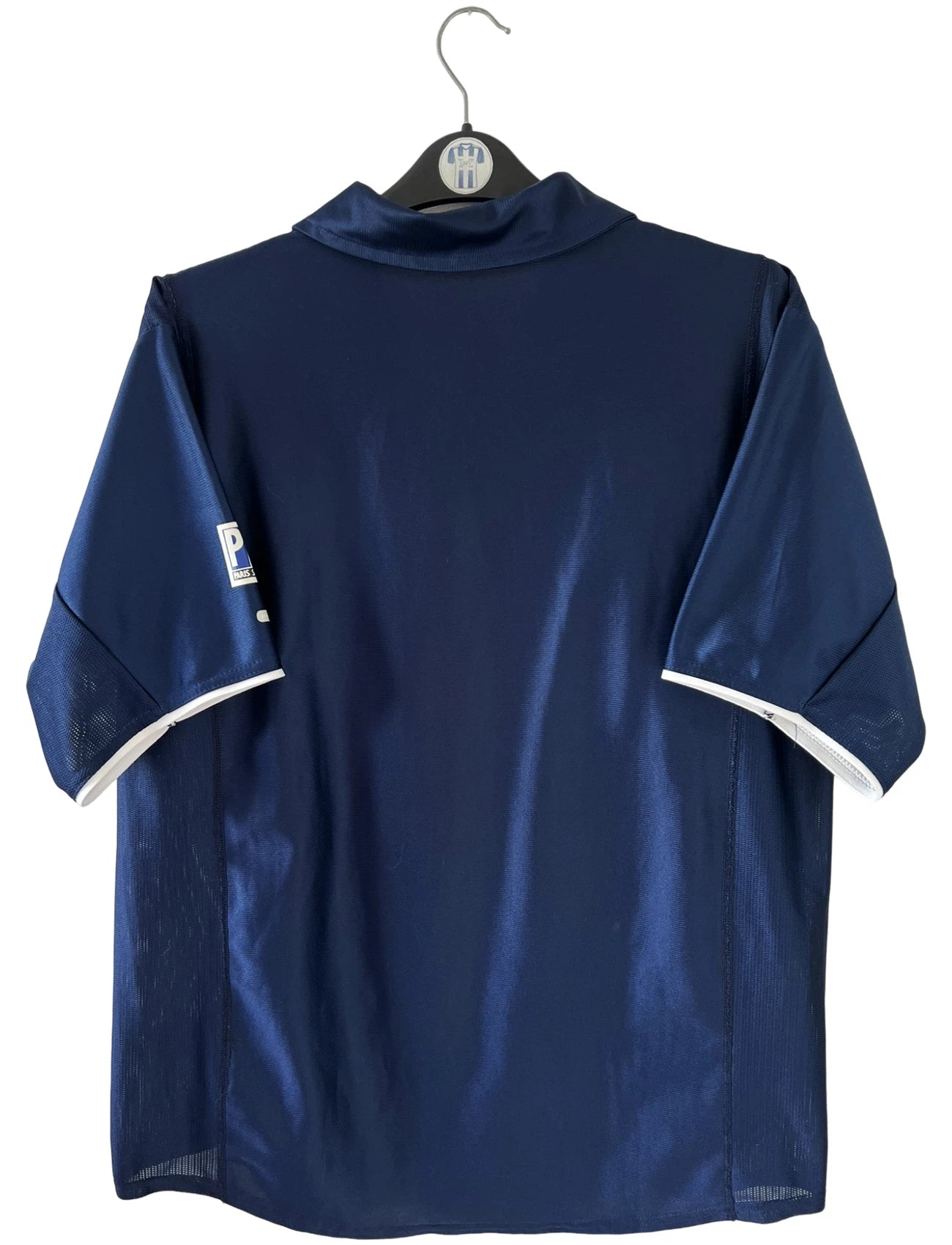 Maillot de foot vintage domicile bleu du PSG 2001/2002. On peut retrouver l'équipementier Nike et le sponsor Opel. Il s'agit d'un maillot authentique d'époque.