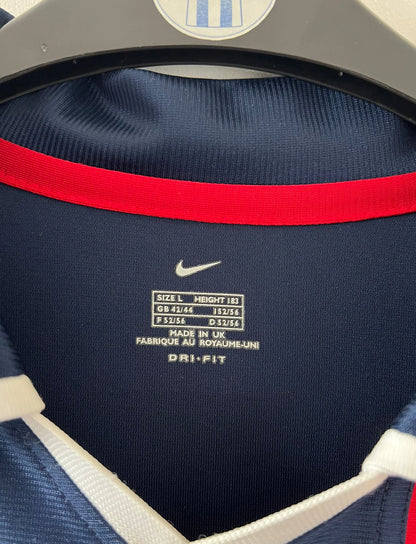 Maillot de foot vintage domicile bleu du PSG 2001/2002. On peut retrouver l'équipementier Nike et le sponsor Opel. Il s'agit d'un maillot authentique d'époque.