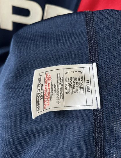 Maillot de foot vintage domicile bleu du PSG de la saison 2001/2002. On peut retrouver l'équipementier Nike et le sponsor Opel. Il s'agit d'un maillot authentique d'époque.