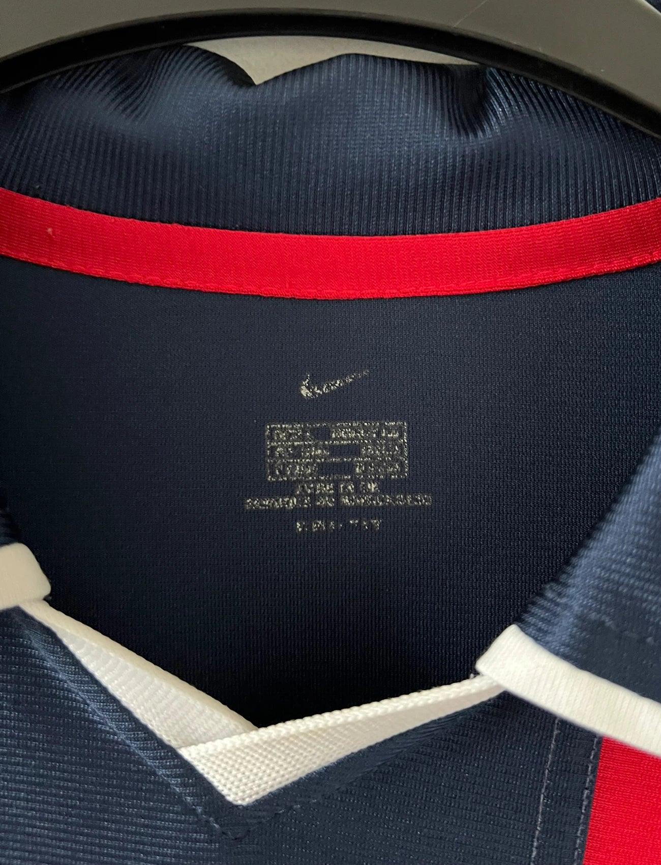 Maillot de foot vintage domicile bleu du PSG de la saison 2001/2002. On peut retrouver l'équipementier Nike et le sponsor Opel. Il s'agit d'un maillot authentique d'époque.