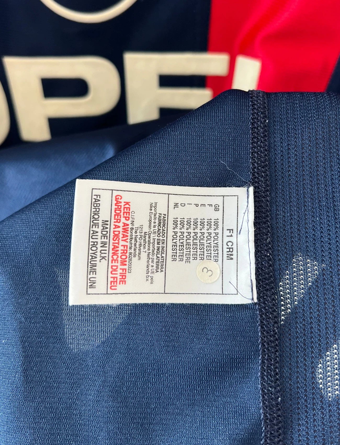 Maillot de foot vintage domicile bleu du PSG 2001/2002. On peut retrouver l'équipementier Nike et le sponsor Opel. Il s'agit d'un maillot authentique d'époque.