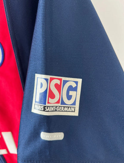 Maillot de foot vintage domicile bleu du PSG 2001/2002. On peut retrouver l'équipementier Nike et le sponsor Opel. Il s'agit d'un maillot authentique d'époque.