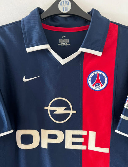Maillot de foot vintage domicile bleu du PSG 2001/2002. On peut retrouver l'équipementier Nike et le sponsor Opel. Il s'agit d'un maillot authentique d'époque.