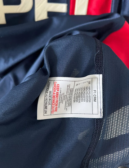 Maillot de foot vintage domicile bleu du PSG de la saison 2001/2002. On peut retrouver l'équipementier Nike et le sponsor Opel. Il s'agit d'un maillot authentique d'époque.