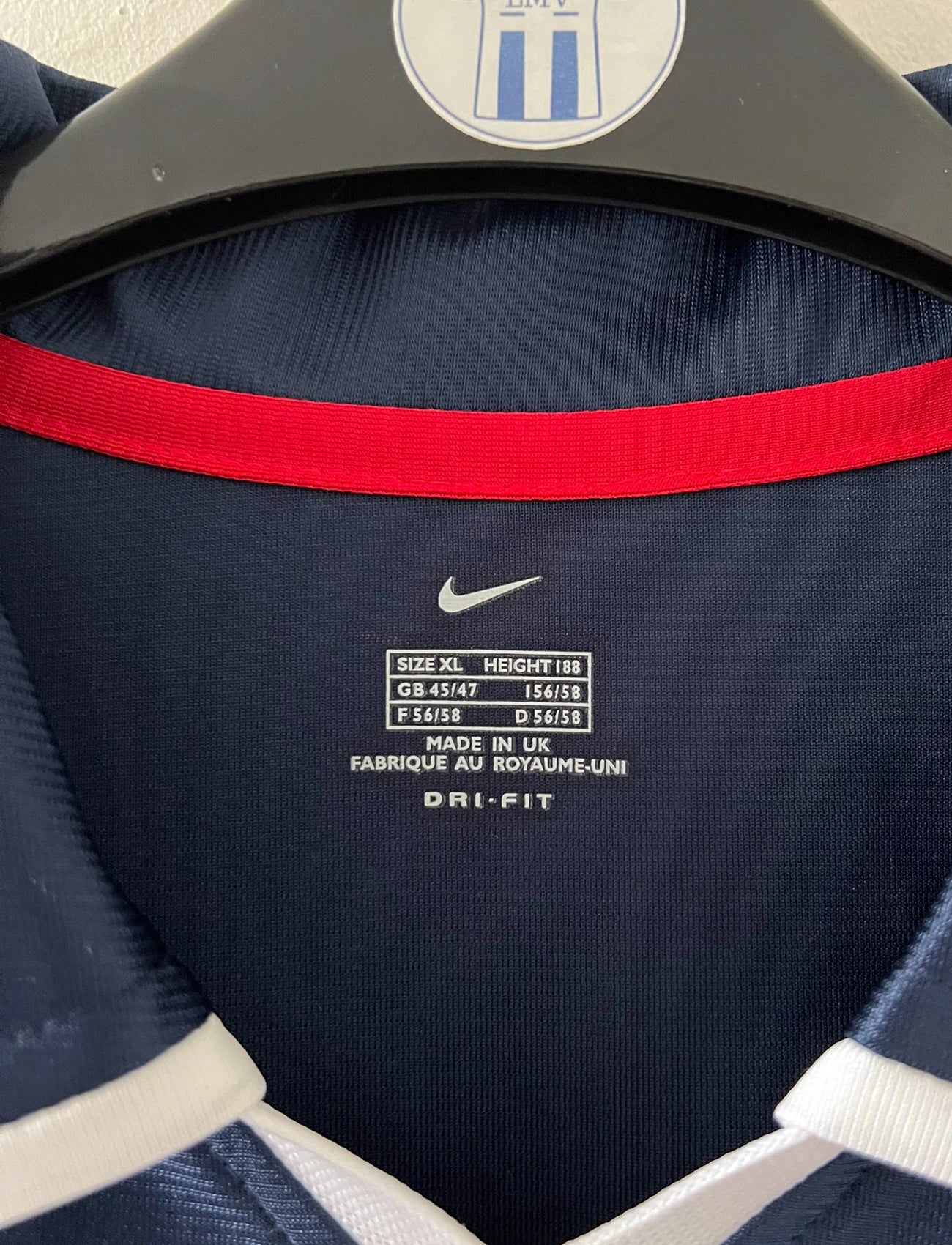 Maillot de foot vintage domicile bleu du PSG de la saison 2001/2002. On peut retrouver l'équipementier Nike et le sponsor Opel. Il s'agit d'un maillot authentique d'époque.