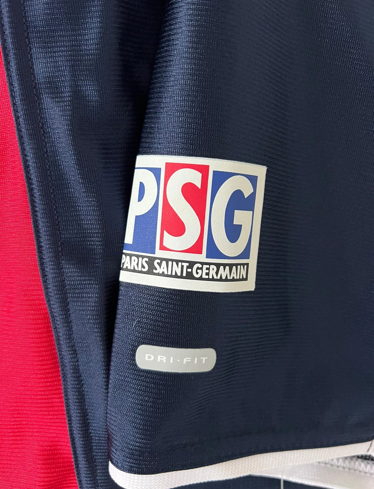 Maillot de foot vintage domicile bleu du PSG de la saison 2001/2002. On peut retrouver l'équipementier Nike et le sponsor Opel. Il s'agit d'un maillot authentique d'époque.
