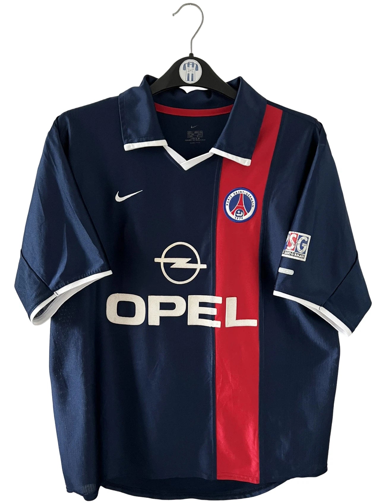 Maillot de foot vintage domicile bleu du PSG de la saison 2001/2002. On peut retrouver l'équipementier Nike et le sponsor Opel. Il s'agit d'un maillot authentique d'époque.