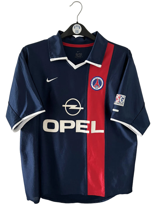 Maillot de foot vintage domicile bleu du PSG de la saison 2001/2002. On peut retrouver l'équipementier Nike et le sponsor Opel. Il s'agit d'un maillot authentique d'époque.