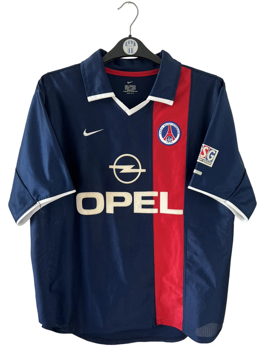 Maillot de foot vintage domicile bleu du PSG 2001/2002. On peut retrouver l'équipementier Nike et le sponsor Opel. Il s'agit d'un maillot authentique d'époque.