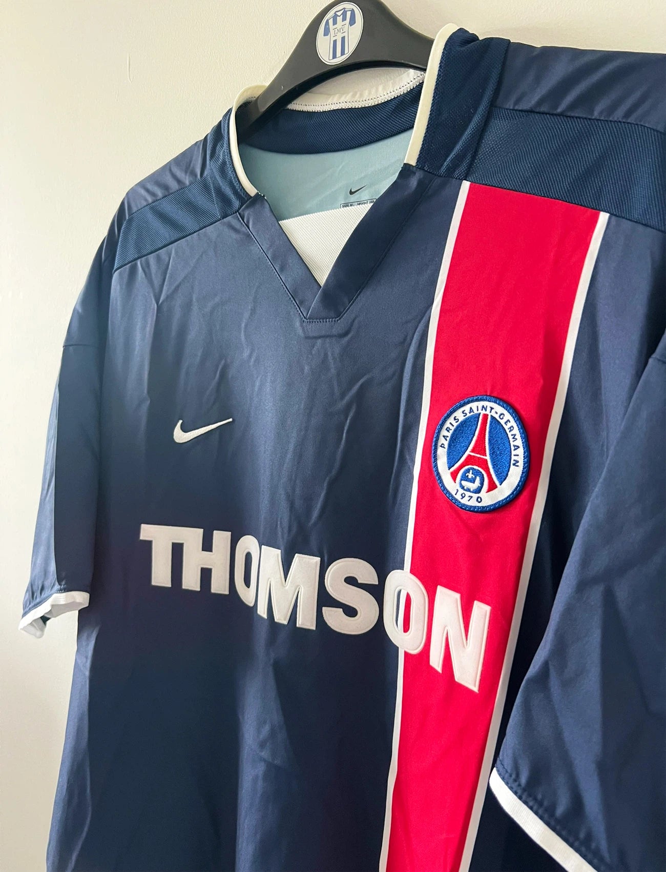 Maillot domicile du PSG de la saison 2002/2003. On peut retrouver l'équipementier Nike et le sponsor Thomson. Il s'agit d'un maillot authentique d'époque.