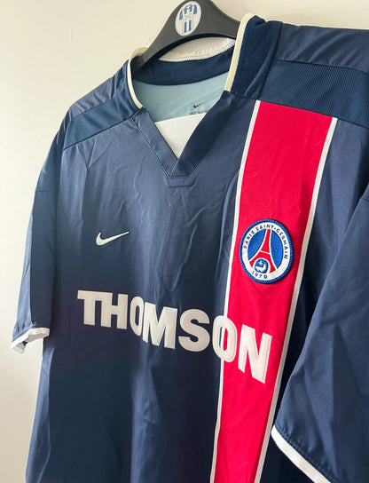 Maillot domicile du PSG de la saison 2002/2003. On peut retrouver l'équipementier Nike et le sponsor Thomson. Il s'agit d'un maillot authentique d'époque.